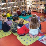 Grupa dzieci podczas głośnego czytania
