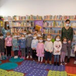 Grupa dzieci w bibliotece