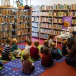 Grupa dzieci w bibliotece