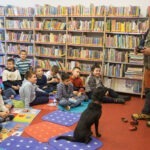 pies wśród dzieci w bibliotece