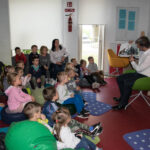 Wójt gminy czyta dzieciom w bibliotece