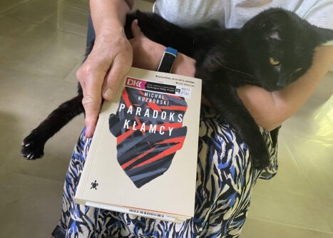 książka i czarny kot