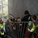 Grupa dzieci idzie schodami w budynku UG
