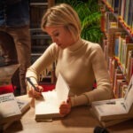 Katarzyna Zdanowicz podpsuje swoje książki