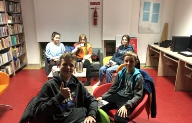 Pięcioro młodych ludzi w bibliotece rozmawia o książce