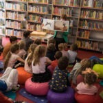 Dzieci słuchają głośnego czytania