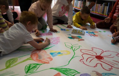 Dzieci rysują na dużej kartce
