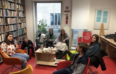 Młodzież z Dyskusyjnego Klubu Książki na spotkaniu w bibliotece