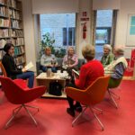 Klubowicze Dyskusyjnego Klubu Książki dla dorosłych na spotkaniu w bibliotece