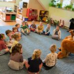 Dzieci na zajęciach z kangurem