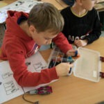 Dziecko buduje z klocków lego