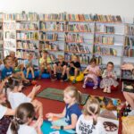 Dzieci w bibliotece uczestniczą w spotkaniu