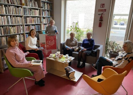 Kobiety na spotkaniu DKK w bibliotece