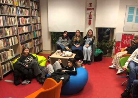 młodzież w bibliotece na spotkaniu DKK