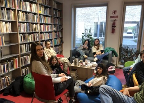 Młodzież na spotkaniu dyskusyjnego klubu książki w bibliotece