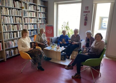 Spotkanie dyskusyjnego klubu książki dla dorosłych